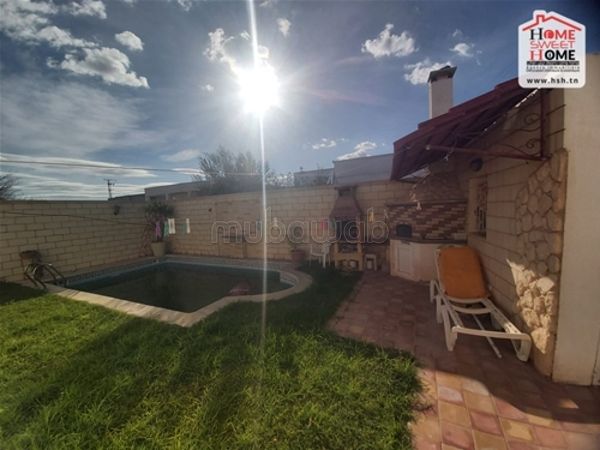 Magnifica villa in vendita a La Manouba. Superficie totale 500 m². Garage e terrazzo