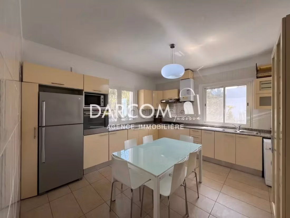 Étage de villa meublé s3 à cité les pins marsa