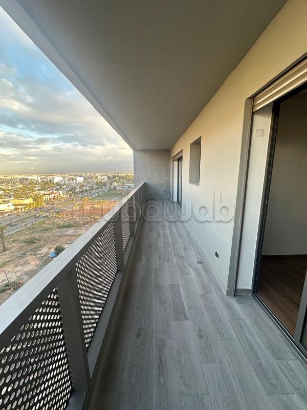 Se alquila este piso en Casablanca Finance City. Área total 65 m². Puerta blindada, seguridad. 