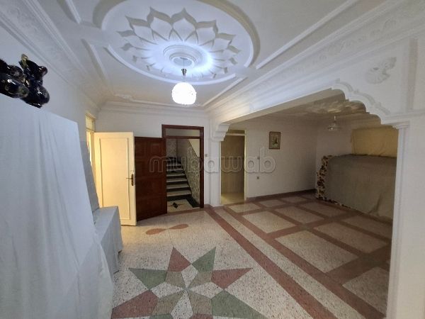 Huizen te koop in Drissia. 7 Kamers. Traditionele, Marokkaanse woonkamer en satellietschotel. 