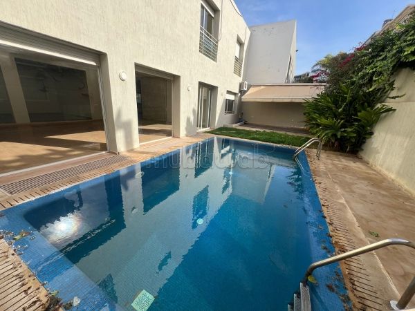 Lujosa villa en alquiler en Ain Diab. 5 dormitorios. Aislamiento acústico, puerta de seguridad.