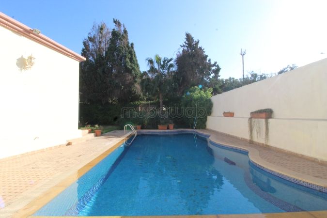 Villa de plain pied avec piscine et jardin