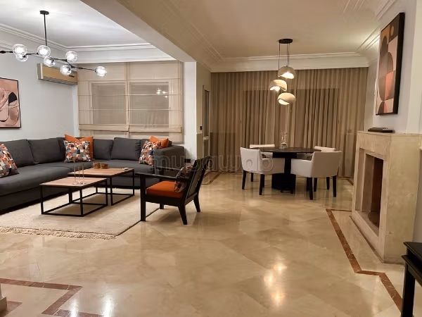 Appartement de vacances à louer à Triangle d'Or. Superficie 150 m². Service de concierge et climatisation
