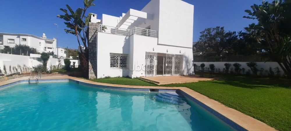 Lujosa villa en alquiler en Ain Diab. Pequeña superficie 1000 m². Espacios verdes, Balcón