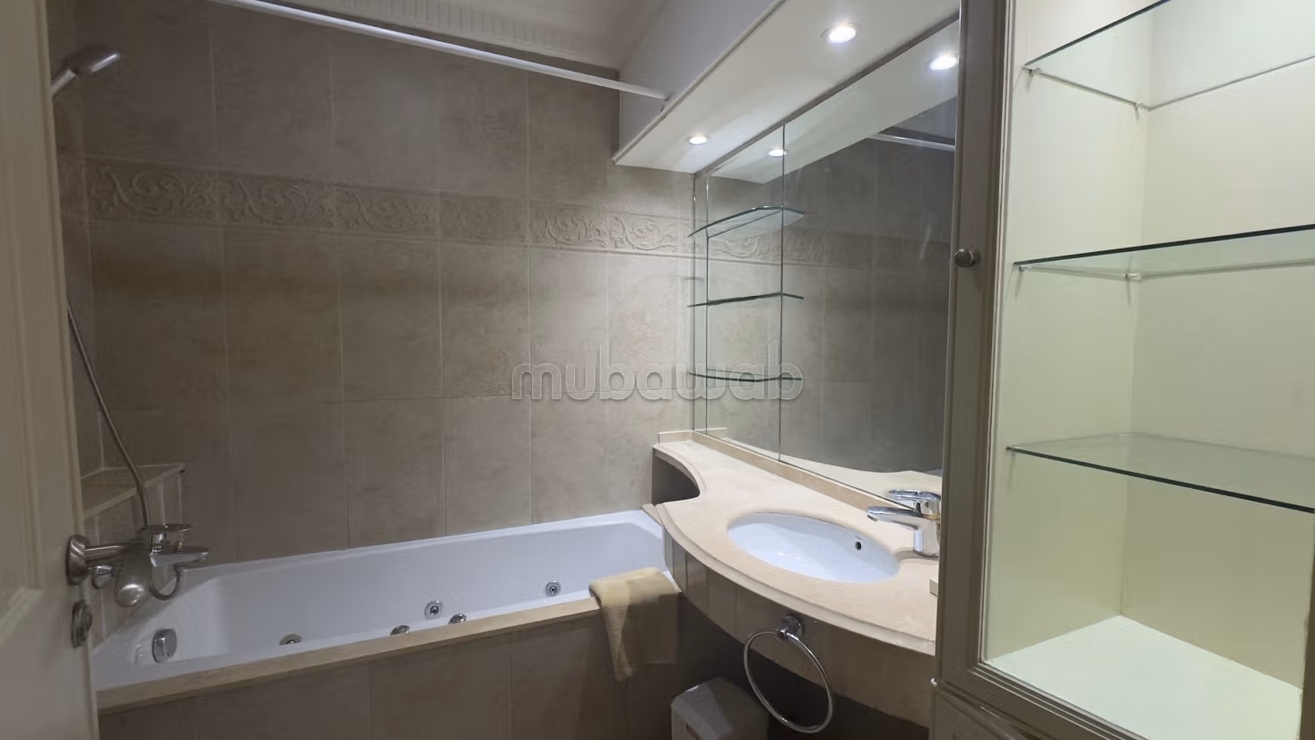 Te huur: appartementen in Maârif Extension. Oppervlakte 104 m². Volledig gemeubileerd