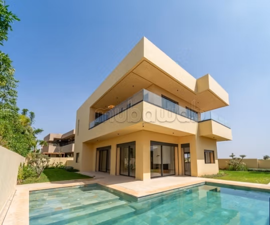 Villa's en luxe woningen kopen in Amelkis. 7 Ruimtes. Zwembad en open haard