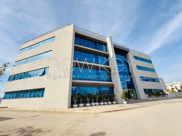 Ufficio da affittare. Superficie totale 1600 m². Protezione 24 ore su 24