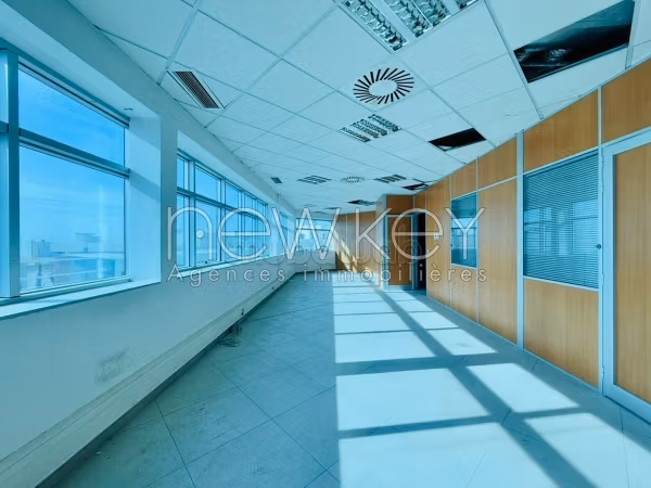 Ufficio disponibile in affitto a Les Berges Du Lac 2. Superficie totale 500 m². Sistema di sicurezza