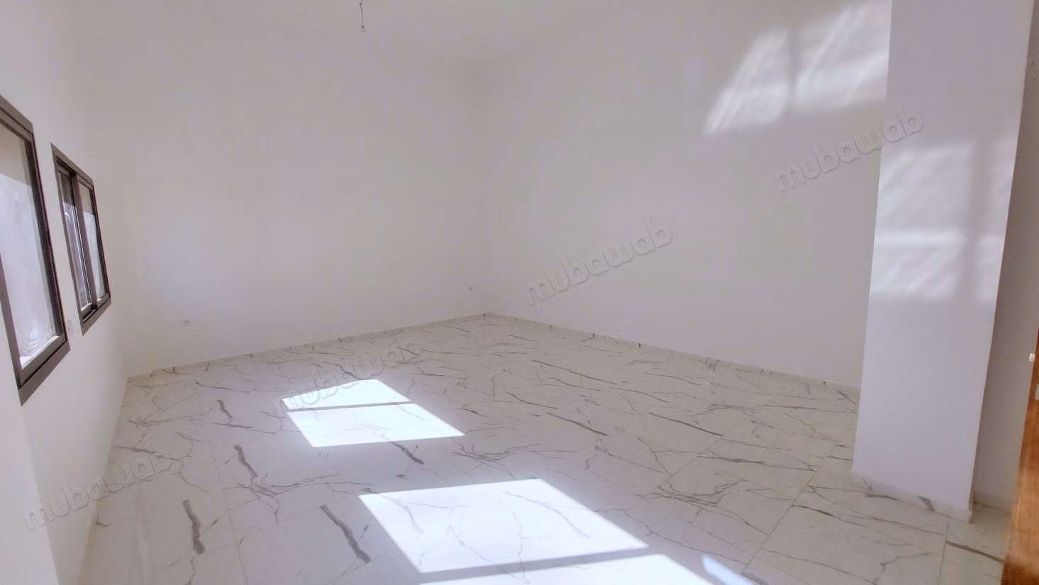 Ground floor office with 68m² courtyard facing the Court