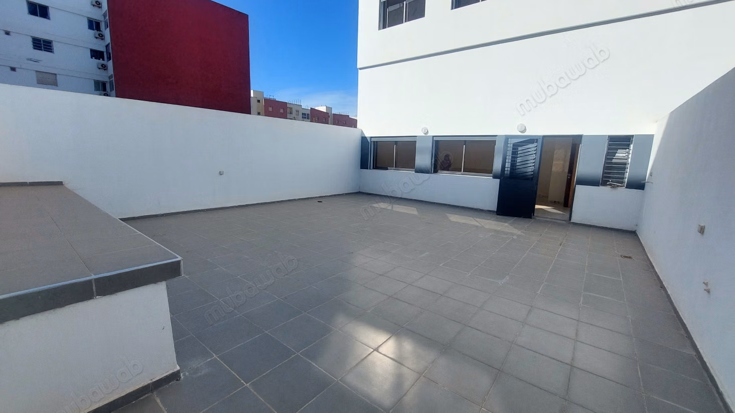 Ground floor office with 68m² courtyard facing the Court
