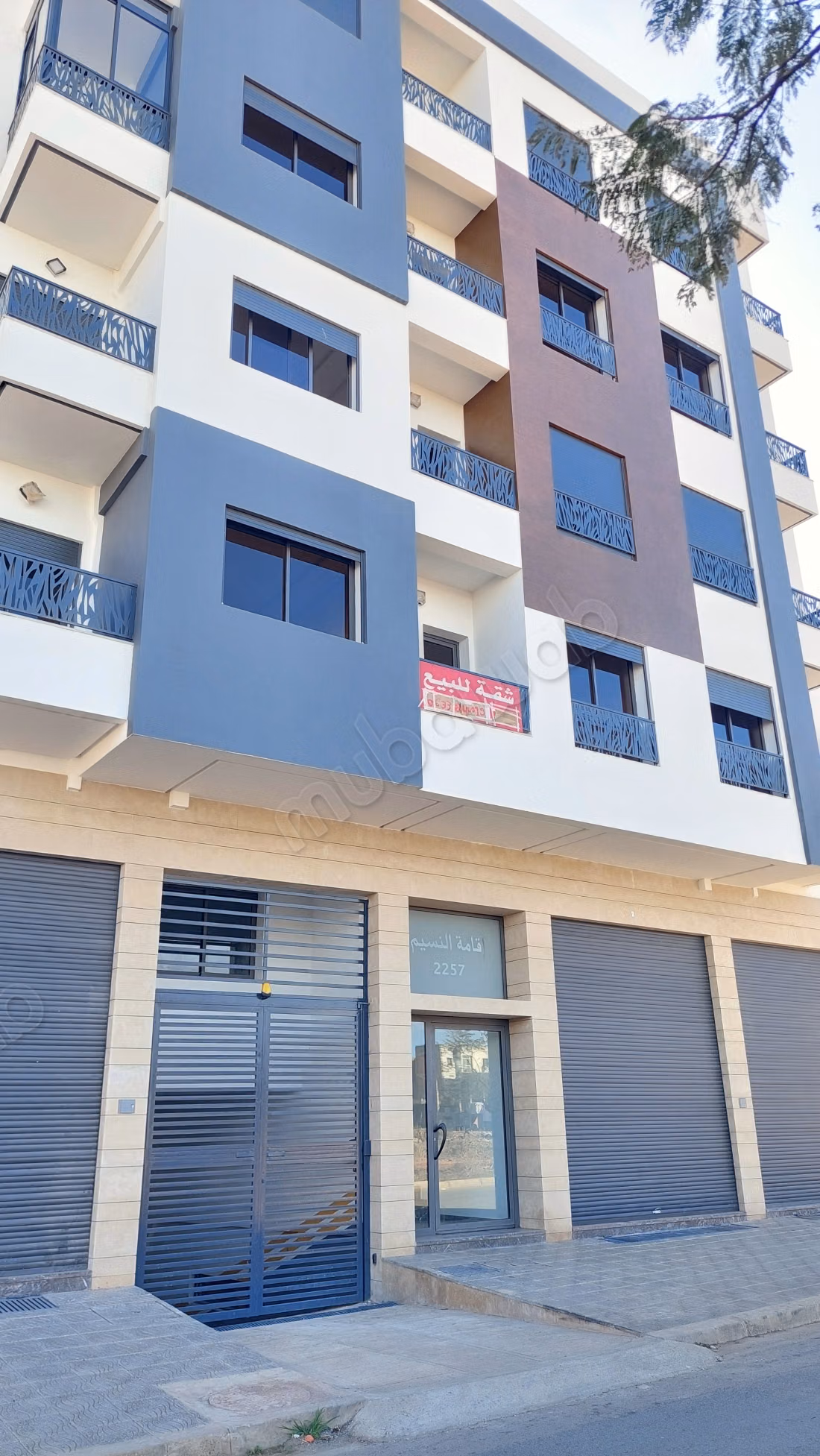 Ground floor office with 68m² courtyard facing the Court