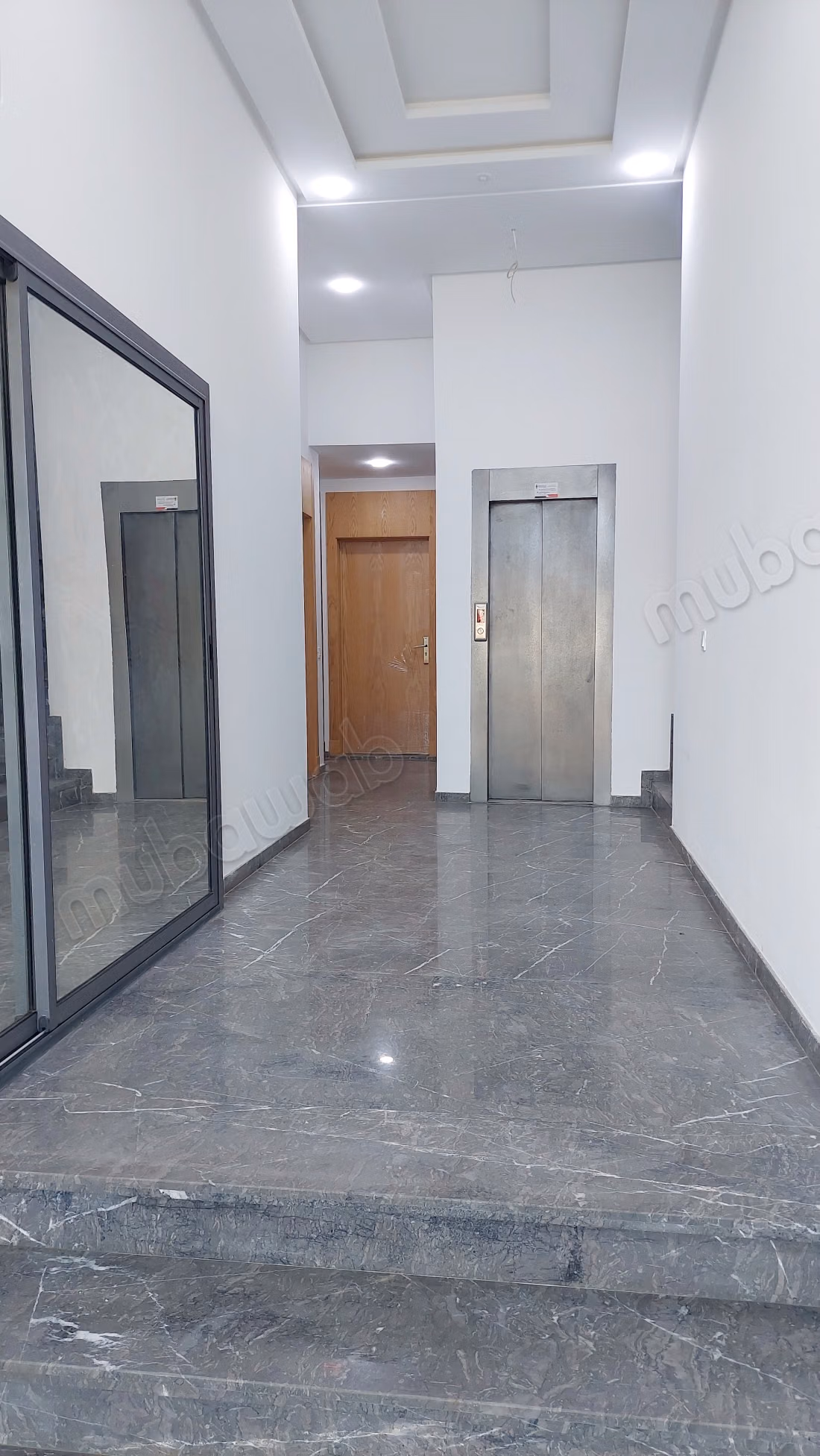 Ground floor office with 68m² courtyard facing the Court
