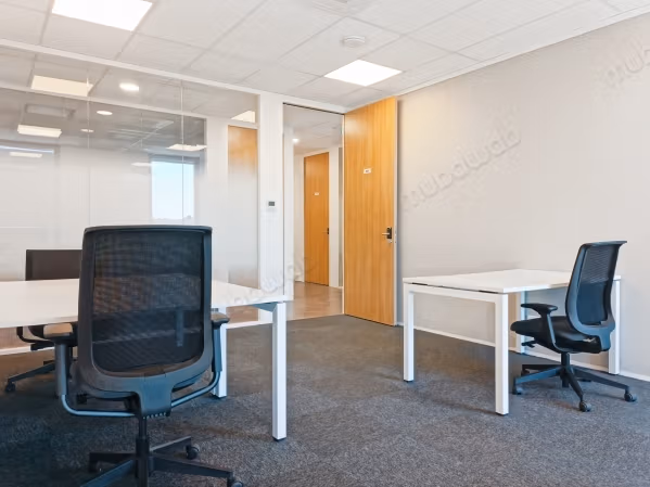 Espace de bureau pour 3 personnes à Tower Centre 2