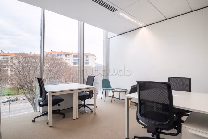 Comodo ufficio in affitto a Ain Diab. Superficie 10 m². Finestre con doppi vetri e riscaldamento