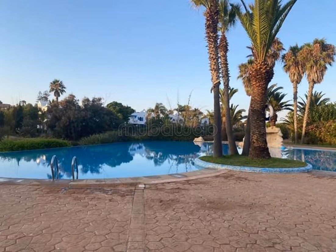 Piso en alquiler en Les Hôpitaux. 2 habitaciones. Está amueblado con buen gusto