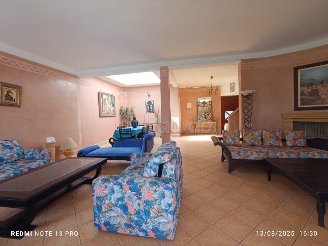 Piso en alquiler en Les Hôpitaux. 2 habitaciones. Está amueblado con buen gusto