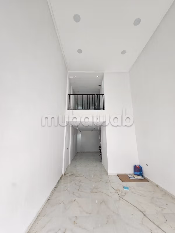 Bel locale commerciale in affitto a Aïn Sebaâ. Superficie di 66 m². Abitazione con portiere