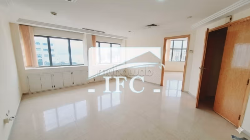 Ufficio disponibile in affitto a Les Berges Du Lac 1. Superficie 143 m². Ascensore e posto auto
