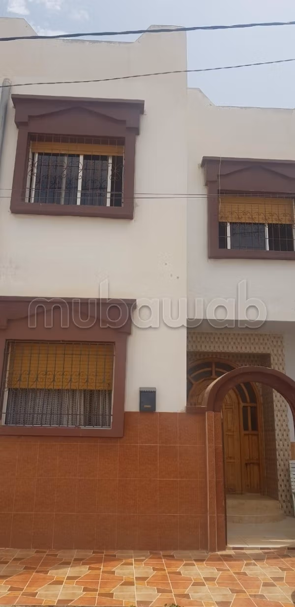 House for sale. 3 large living areas. Green area