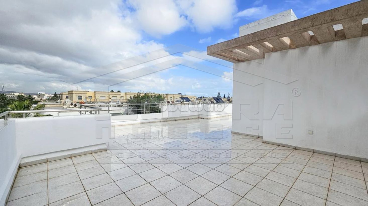 À vendre un joli triplex à la soukra