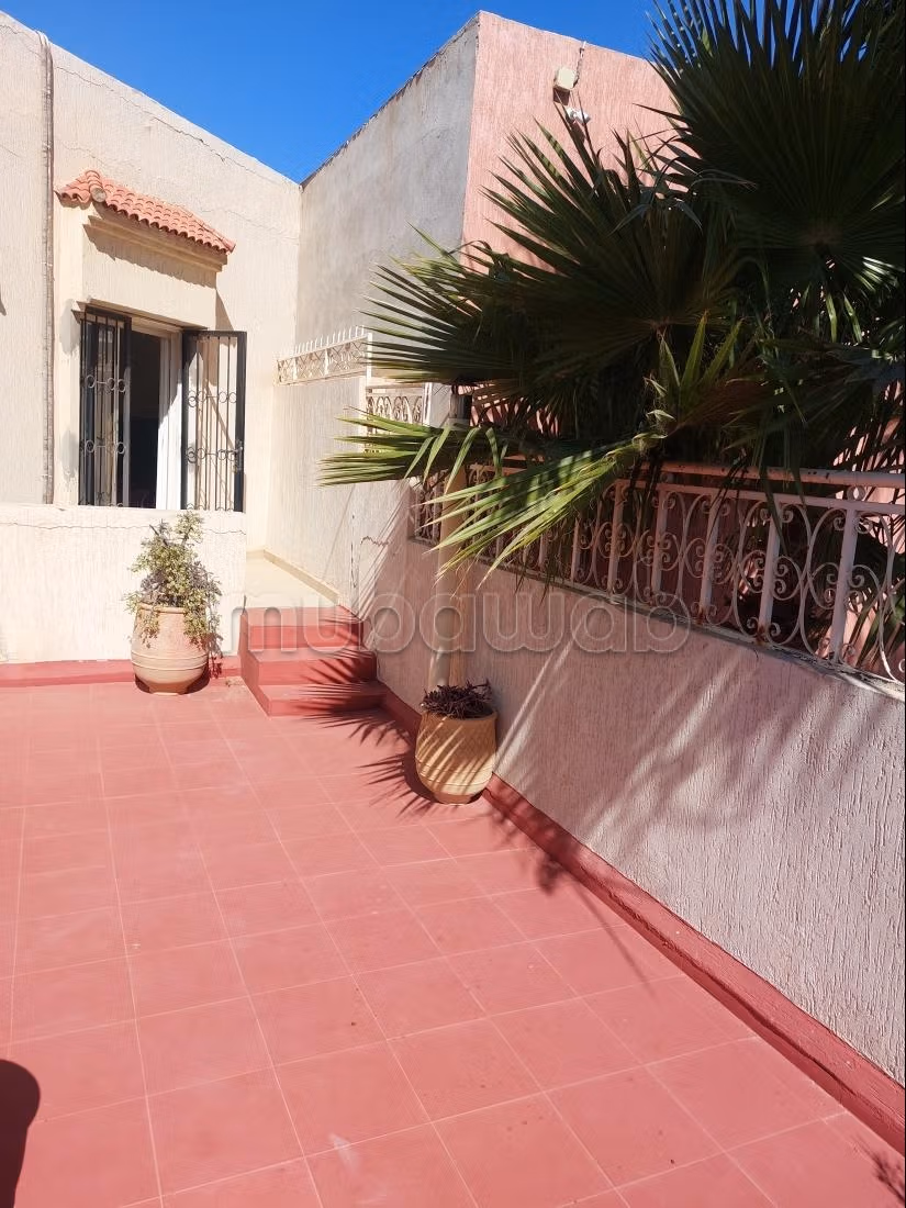 Eccezionale residenza di lusso in vendita a Hay Dakhla. Superficie 270 m². Salotto tipico marocchino, sistema di sicurezza