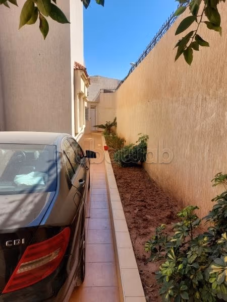 Splendide villa à vendre à Hay Dakhla. Surface de 270 m². Belle terrasse et jardin