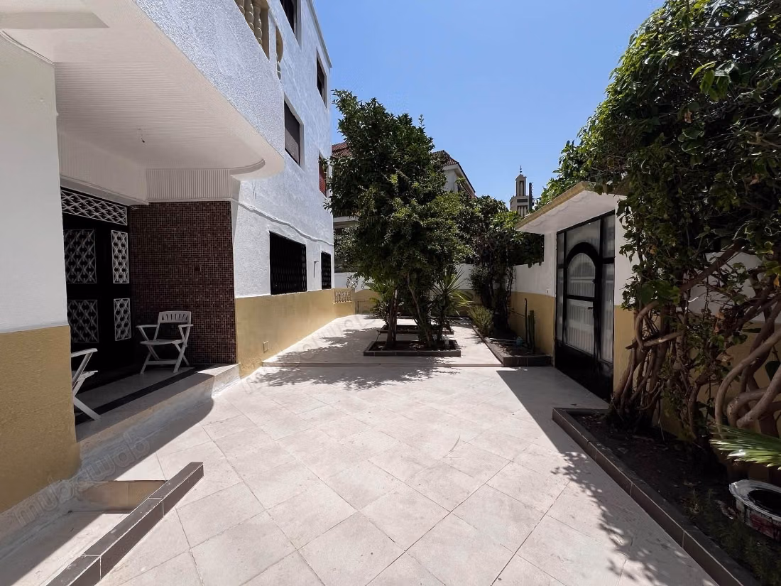 Luxury villa for sale in Aouama Gharbia. Dimension 370 m². Garden and terrace