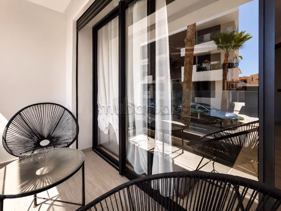 Studio di Alto Livello con Cucina Separata, Terrazza e Parcheggio