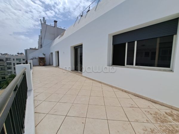 Bellissimo appartamento in affitto a Maârif Extension. 3 camere da letto. Porta blindata e servizio di videosorveglianza