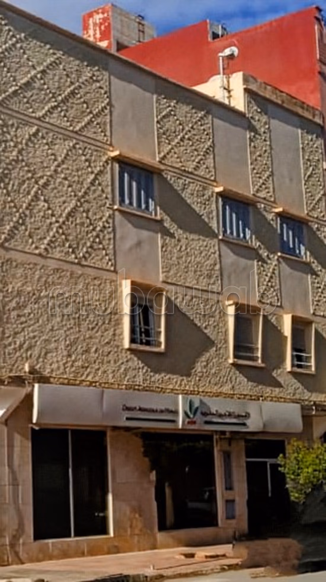 Beau local commercial en location à Berkane. Surface totale 270 m². Résidence avec concierge, climatisation générale