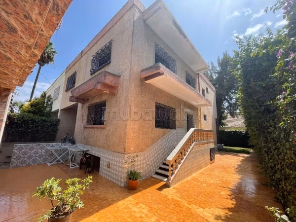 Magnífica casa en venta en Californie. Pequeña superficie 140 m². Salón marroquí tradicional