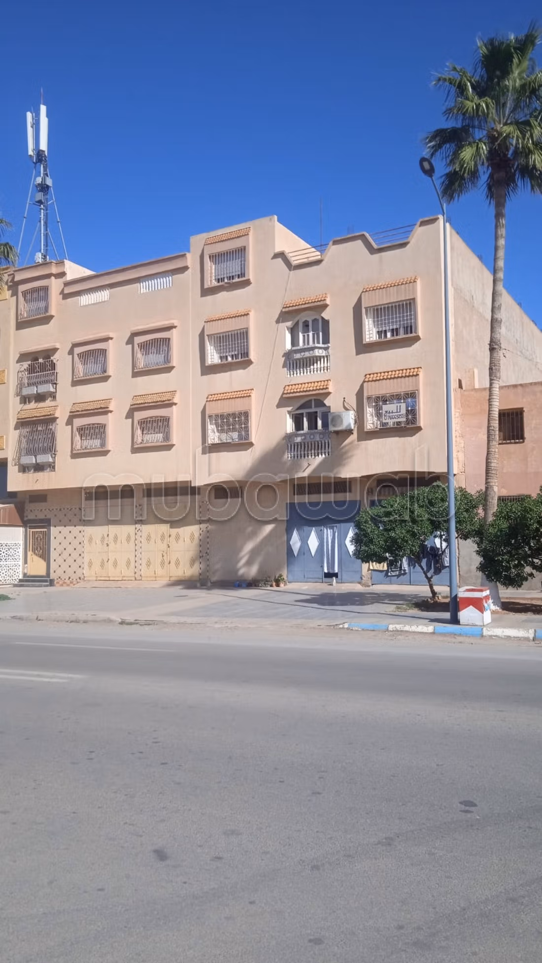 House for sale. 12 large living areas. Beautiful terrace