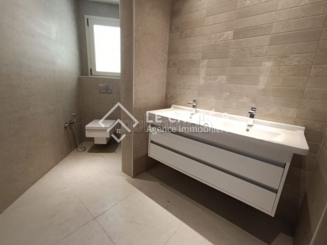 A vendre un duplex S4 neuf au Lac 2