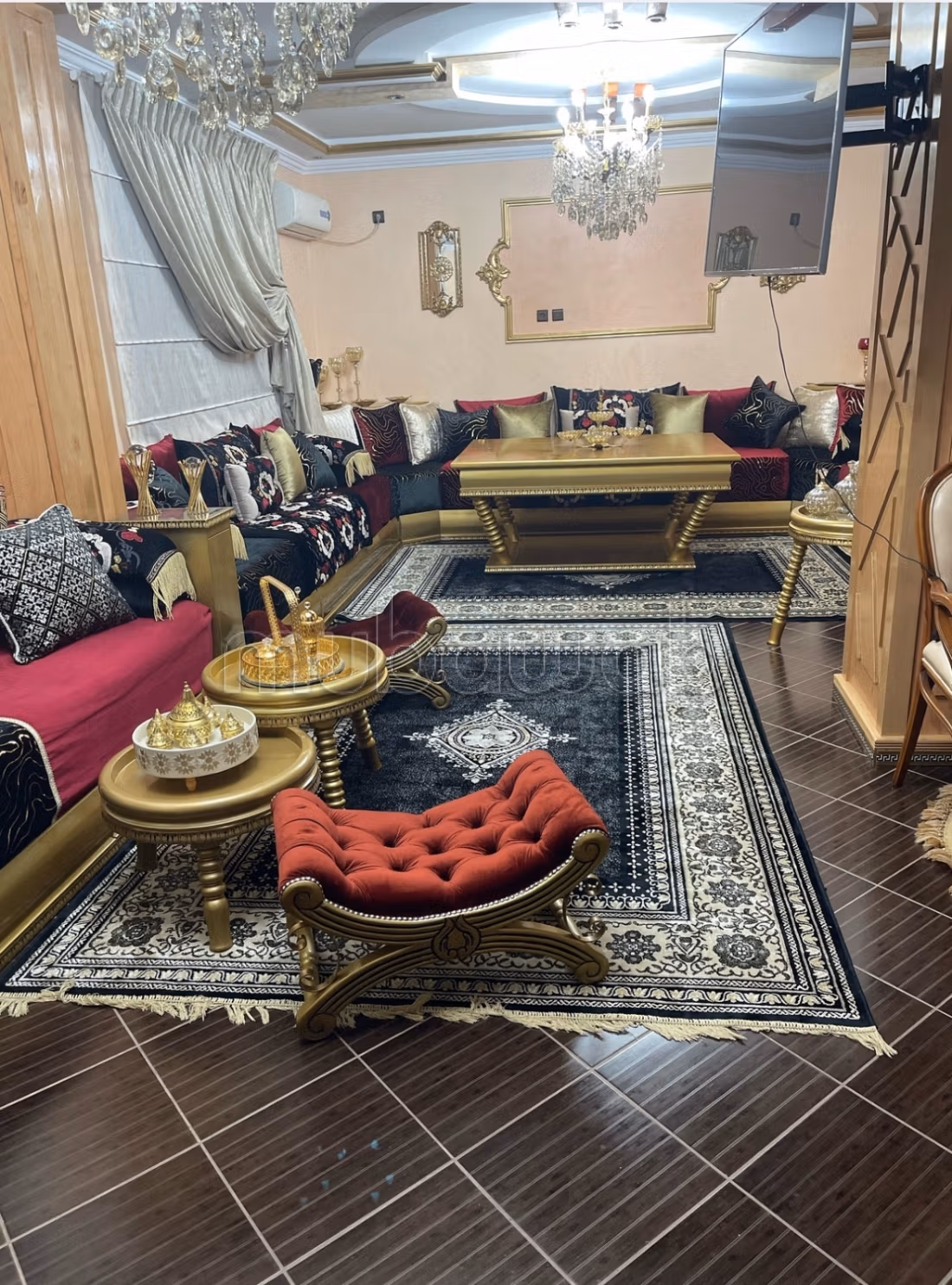 Sell apartment. 11 lovely rooms. Well decorated