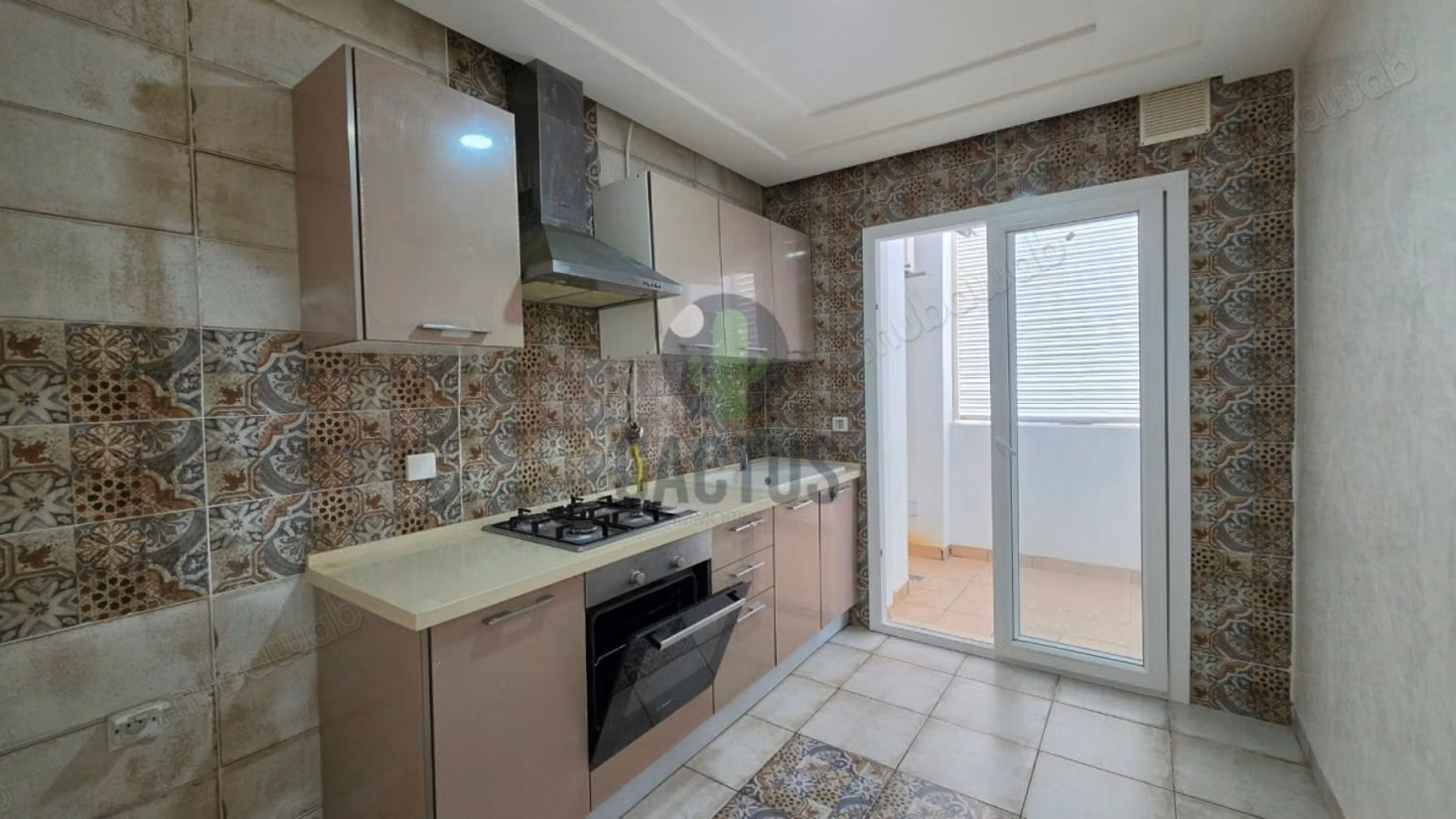 Bellissimo appartamento in affitto a Cité El Wafa. 1 bella camera da letto. Piscina e condizionatore