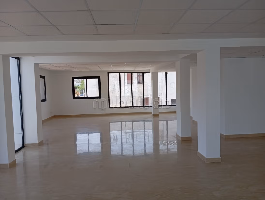 Offices for rent in Riyad. Total area 240 m². Double glazed windows and central heating