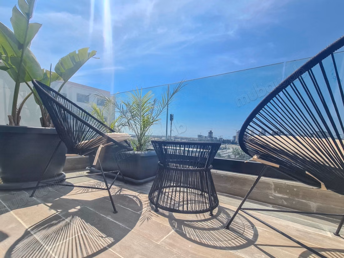 2 Chambres avec Terrasse, Emplacement Privilégié à 2 Min de CFC