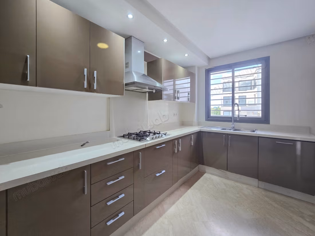 3 Chambres avec Terrasse, Emplacement Privilégié à 2 Min de CFC