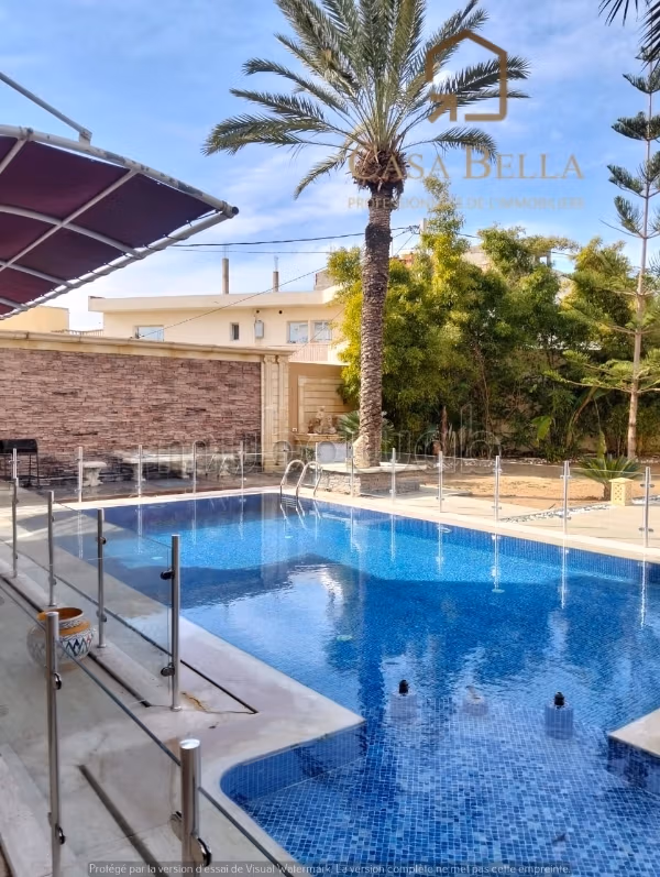 Eccezionale residenza di lusso in vendita. Superficie di 1500 m². Posto auto e giardino