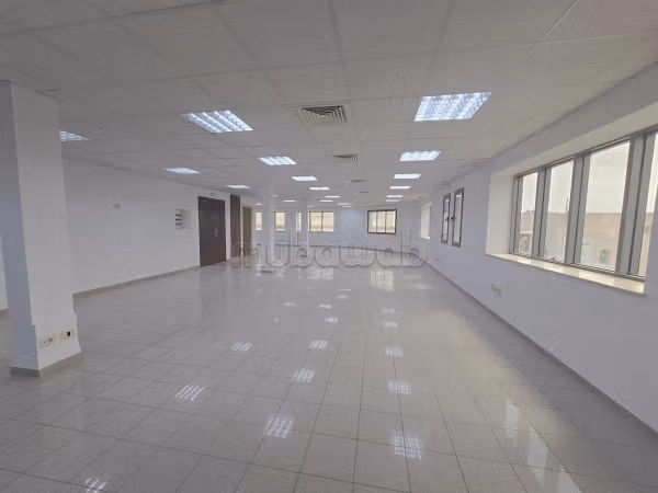 Ufficio da affittare a Les Berges Du Lac 1. Superficie di 250 m². Finestre con doppi vetri e riscaldamento