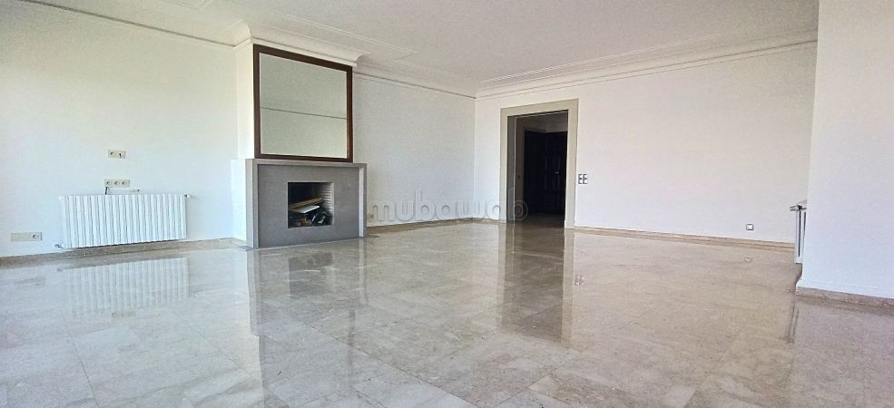 Great apartment for rent in Ain Diab. 4 rooms. Caretaker service, fireplace