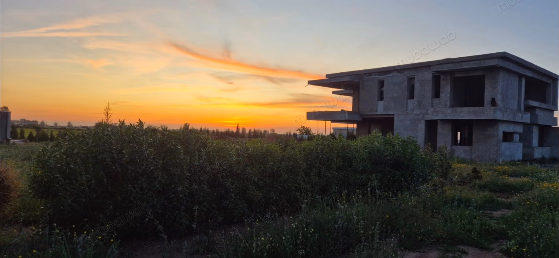 Farm for sale in Entrée Sud. Dimension 400 m². Enclosed residence