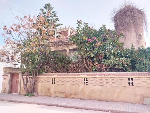 High quality villa for sale in Nouvelle Ariana. Area 425 m². Parking spaces and beautiful garden