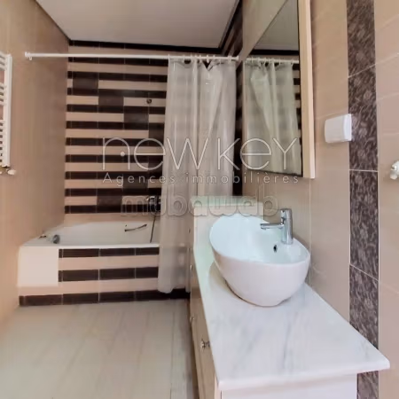 Very nice apartment for rent in La Marsa. 2 rooms. Parking spaces