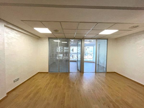 Offices for rent in Maârif Extension. Small area 60 m². Caretaker service available, air conditioning