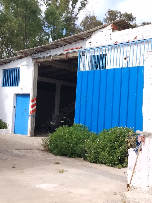 Local pour stockage 200 m².
Porte blindée, sécurité