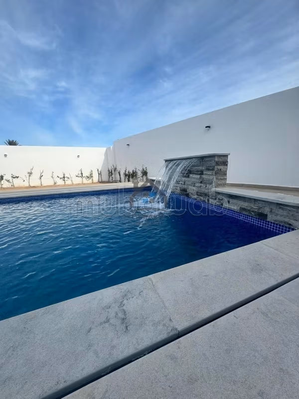 Villa de luxe à vendre à Aghir. Surface de 500 m². Terrasse et jardin