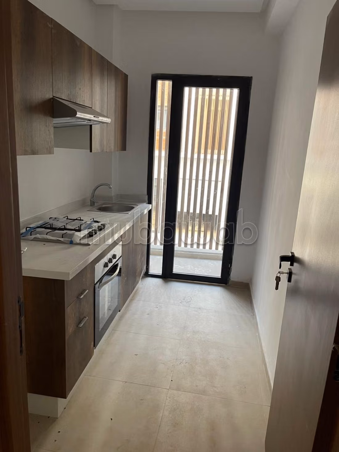 Affitto di un bellissimo appartamento a Laymoune. 3 belle camere da letto. Terrazzo e ascensore