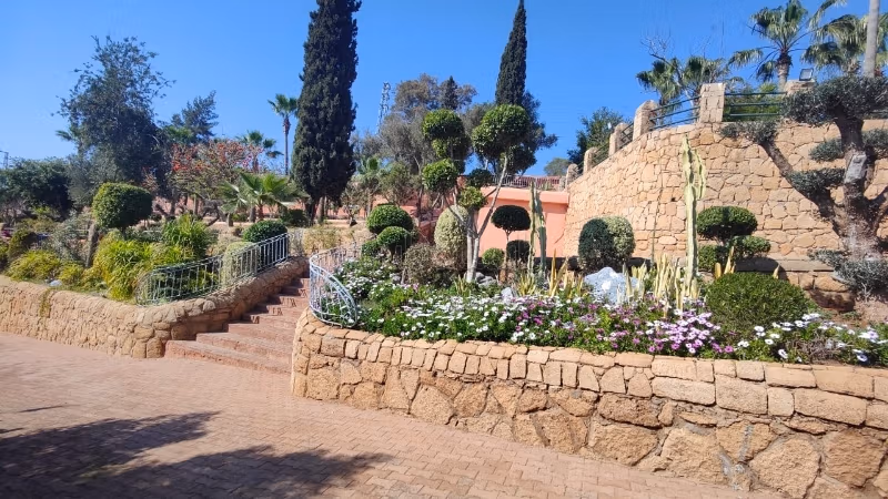Splendid villa for sale in La Colline. Large area 10000 m². Swimming pool