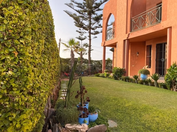 Proprietà in vendita a Monica. 7 ampi locali. Splendido giardino e comodo posto auto